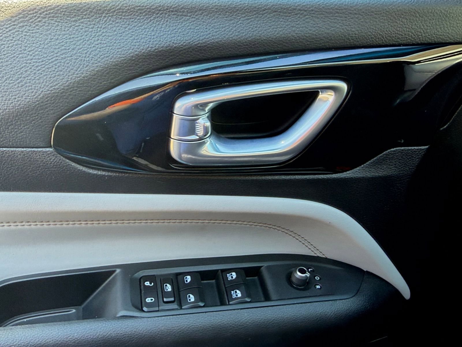 Used 2025 Jeep Compass Limited image 18