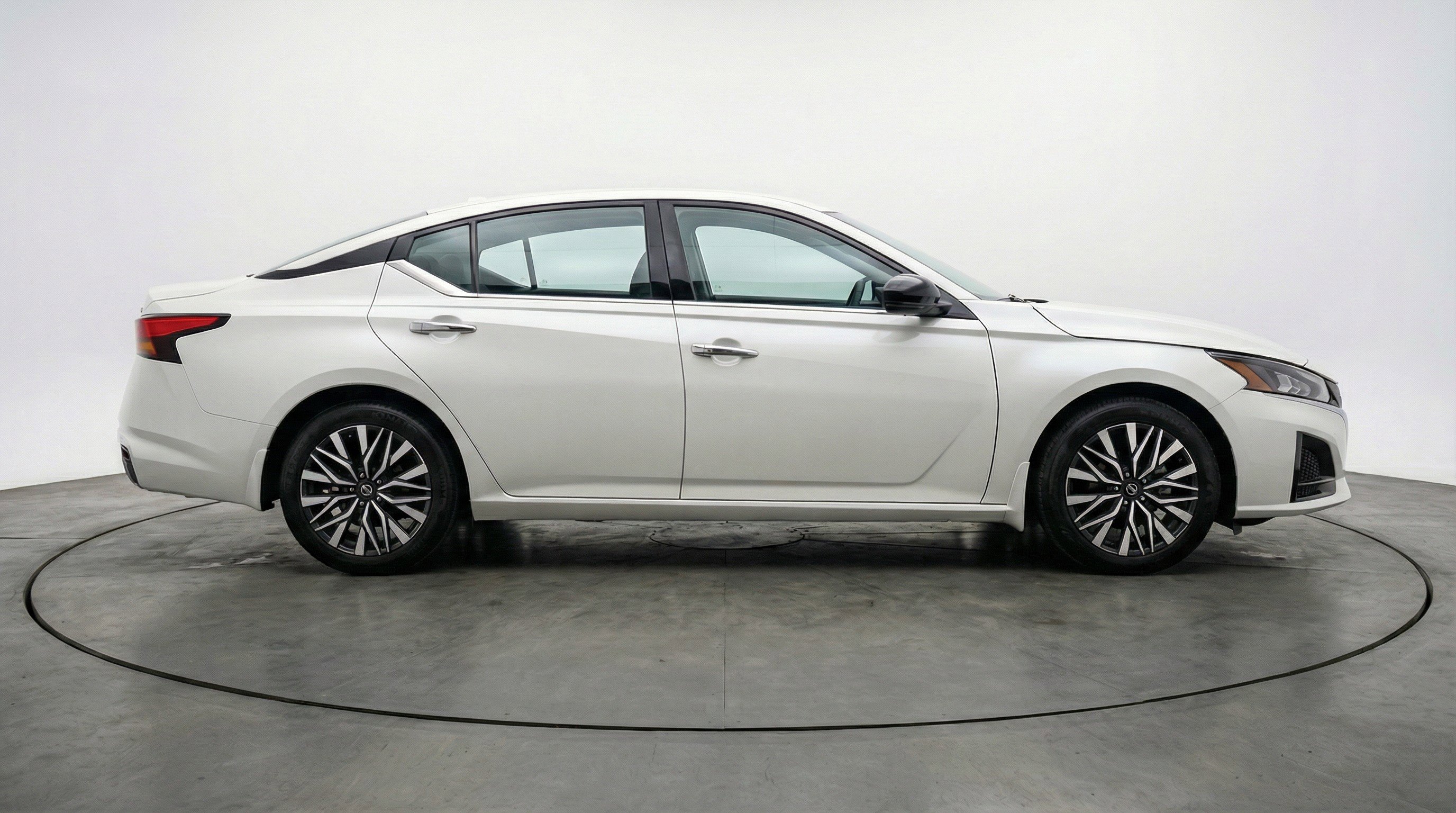 Used 2025 Nissan Altima 2.5 SV image 11
