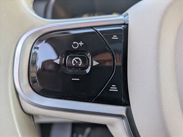 Used 2017 Volvo XC90 T6 Momentum w/ Vision Package image 17