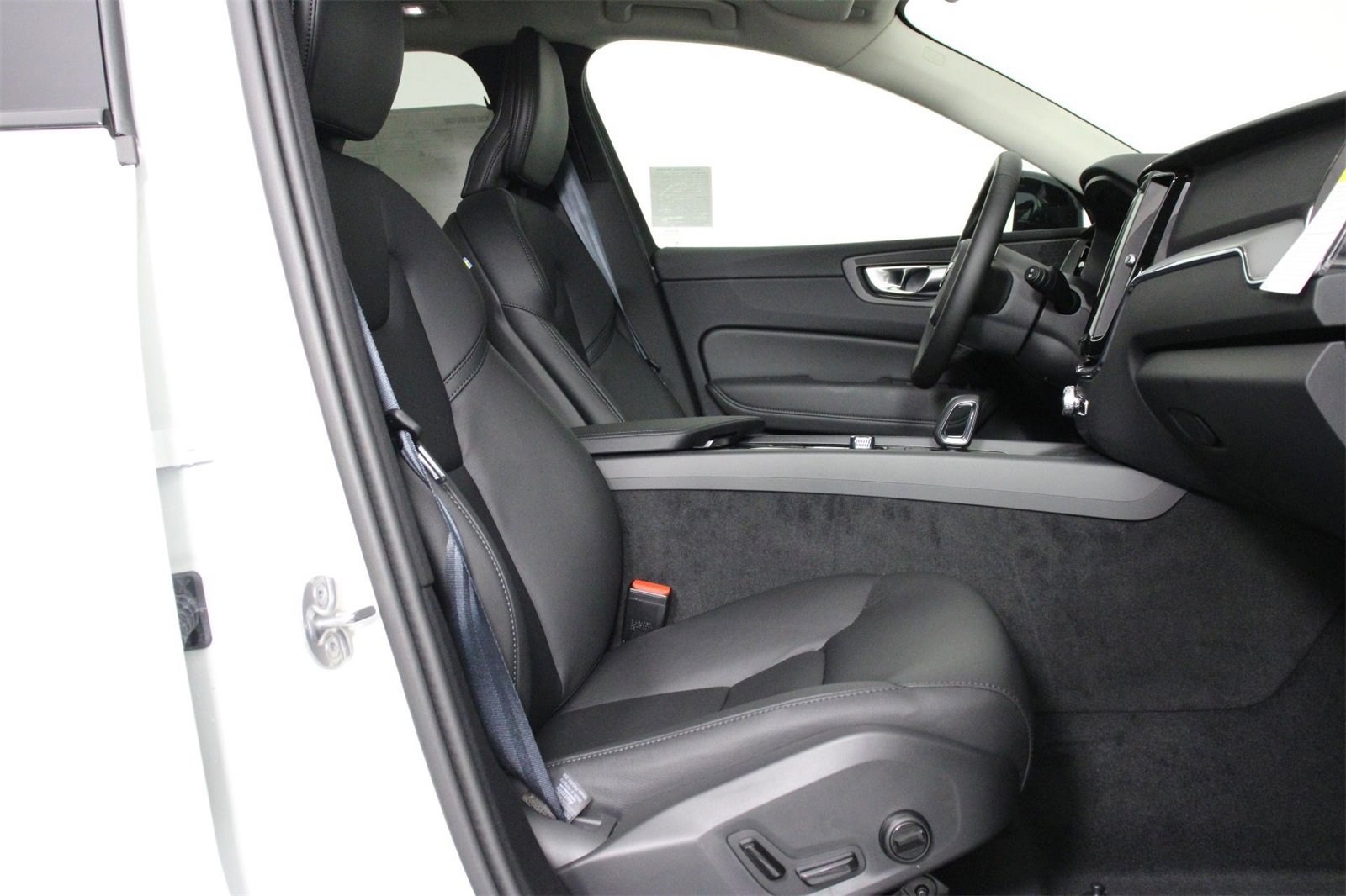 New 2025 Volvo XC60 B5 Core w/ Climate Package image 10