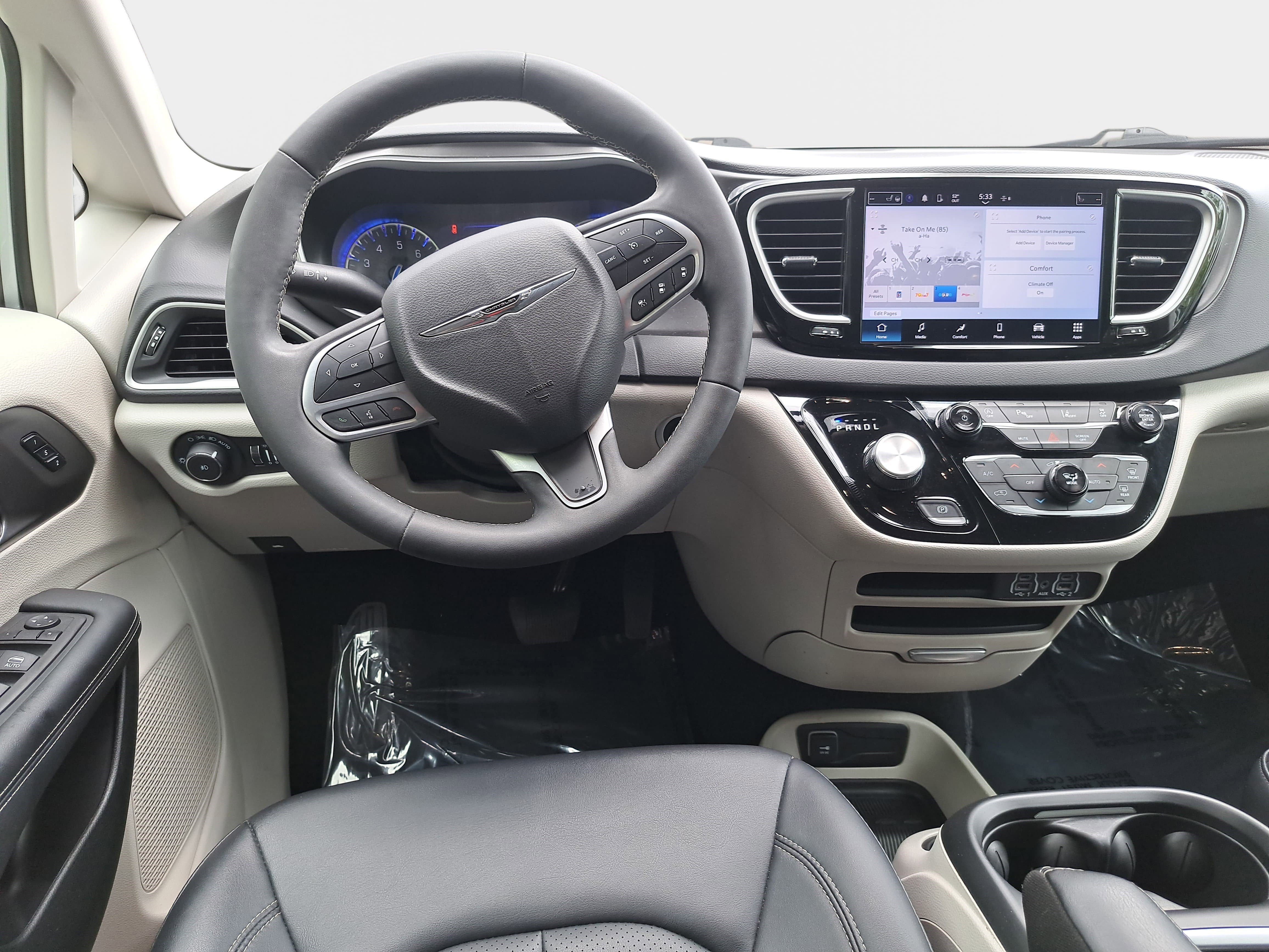 Used 2024 Chrysler Pacifica Touring-L FWD image 18