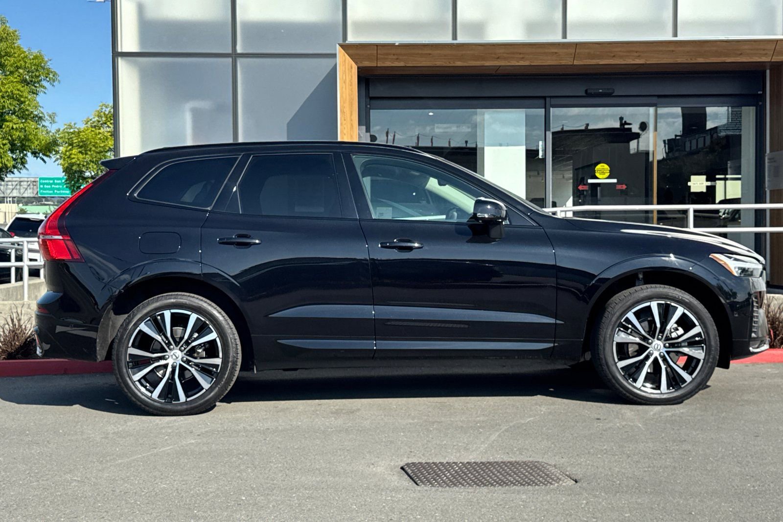 Used 2024 Volvo XC60 B5 Plus w/ Protection Package Premier AWD/4WD image 9