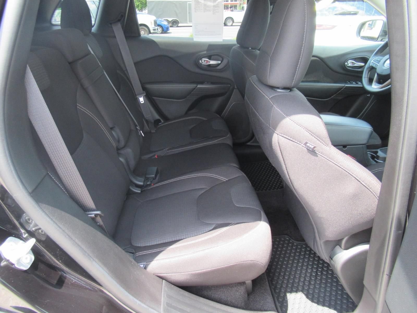 Used 2015 Jeep Cherokee Latitude w/ Cold Weather Group AWD/4WD image 32