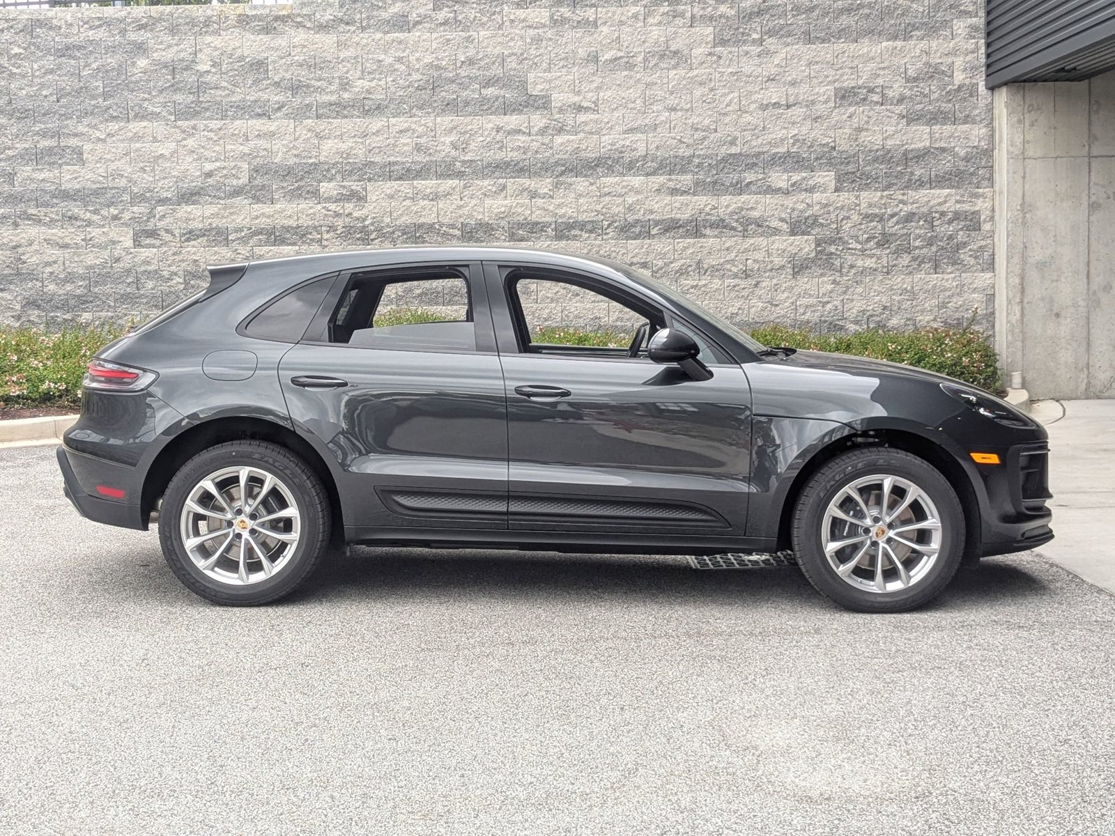 Certified 2026 Porsche Macan AWD/4WD image 8