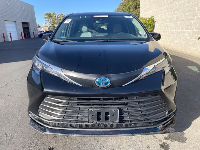 Used 2025 Toyota Sienna LE FWD image 2