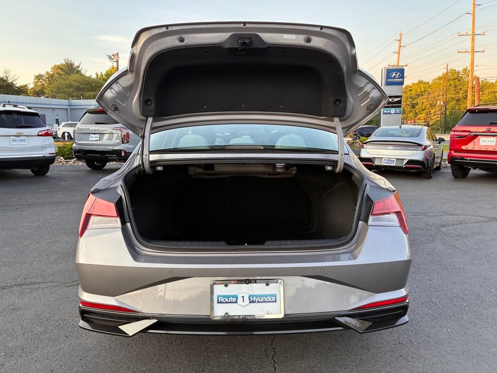 Used 2023 Hyundai Elantra Limited FWD image 11