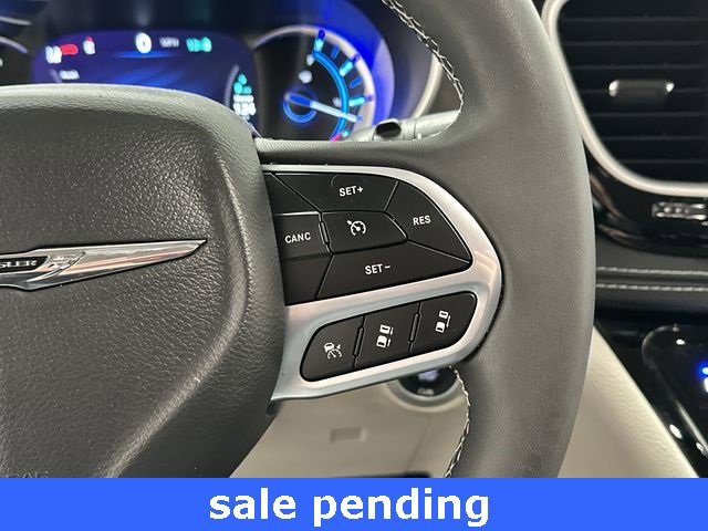 Used 2023 Chrysler Pacifica Touring-L image 9
