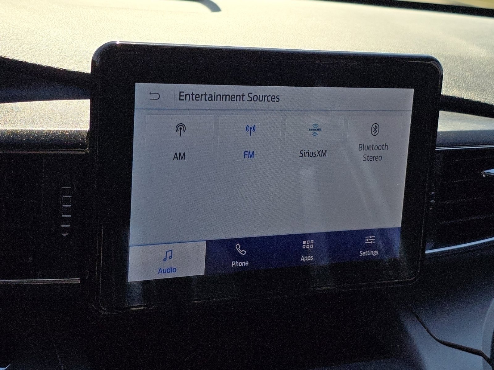 Used 2022 Ford Explorer XLT w/ Equipment Group 202A image 4