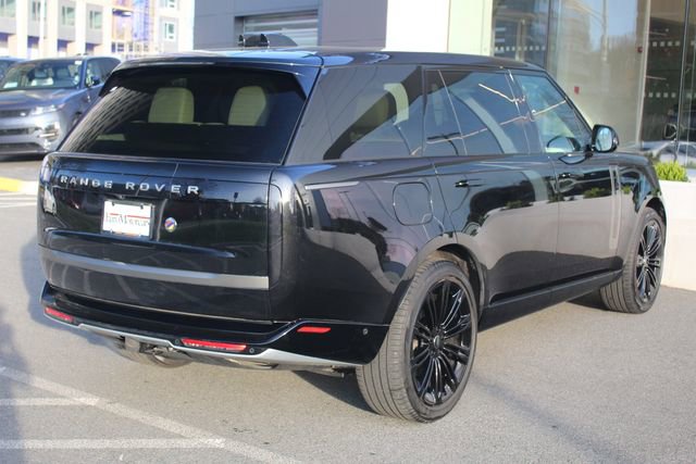 Used 2024 Land Rover Range Rover Long Wheelbase SE image 2