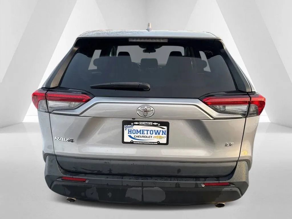 Used 2022 Toyota RAV4 LE FWD image 6