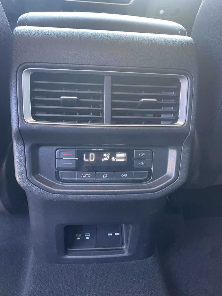 Certified 2025 Volkswagen Atlas SE FWD image 12