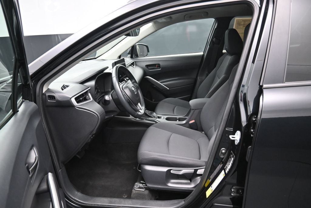Used 2025 Toyota Corolla Cross LE FWD image 9