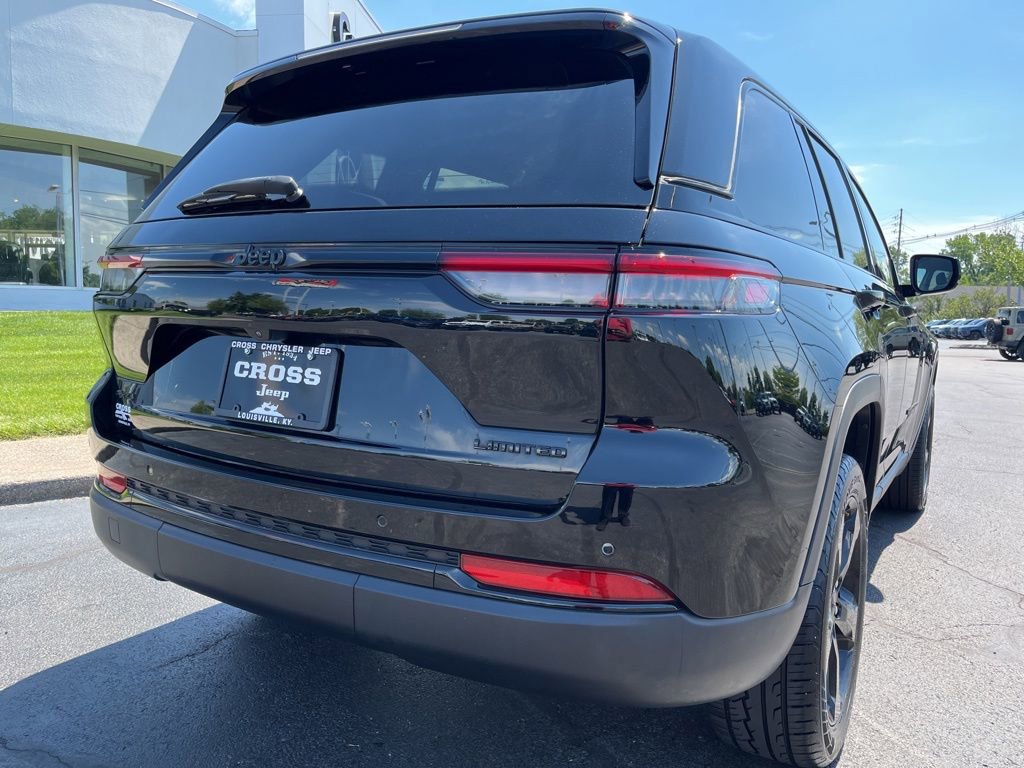 Used 2023 Jeep Grand Cherokee Limited w/ Black Appearance Package AWD/4WD image 41