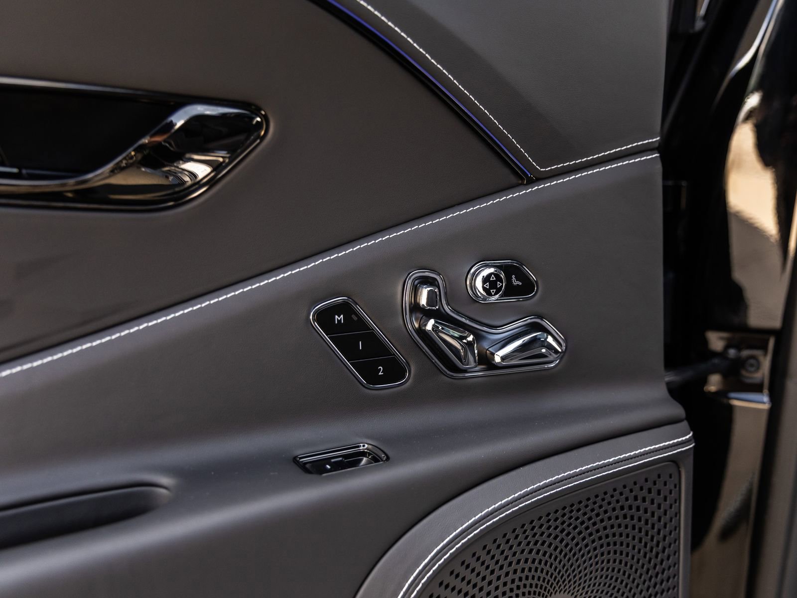 Used 2025 Bentley Flying Spur Plug-In Hybrid AWD/4WD image 44
