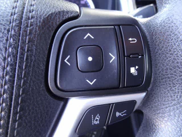 Used 2019 Toyota Highlander LE AWD/4WD image 17