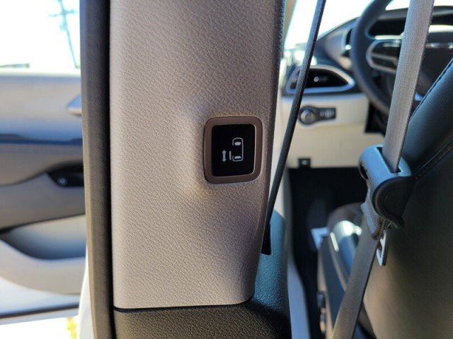 Used 2023 Chrysler Pacifica Touring-L image 36