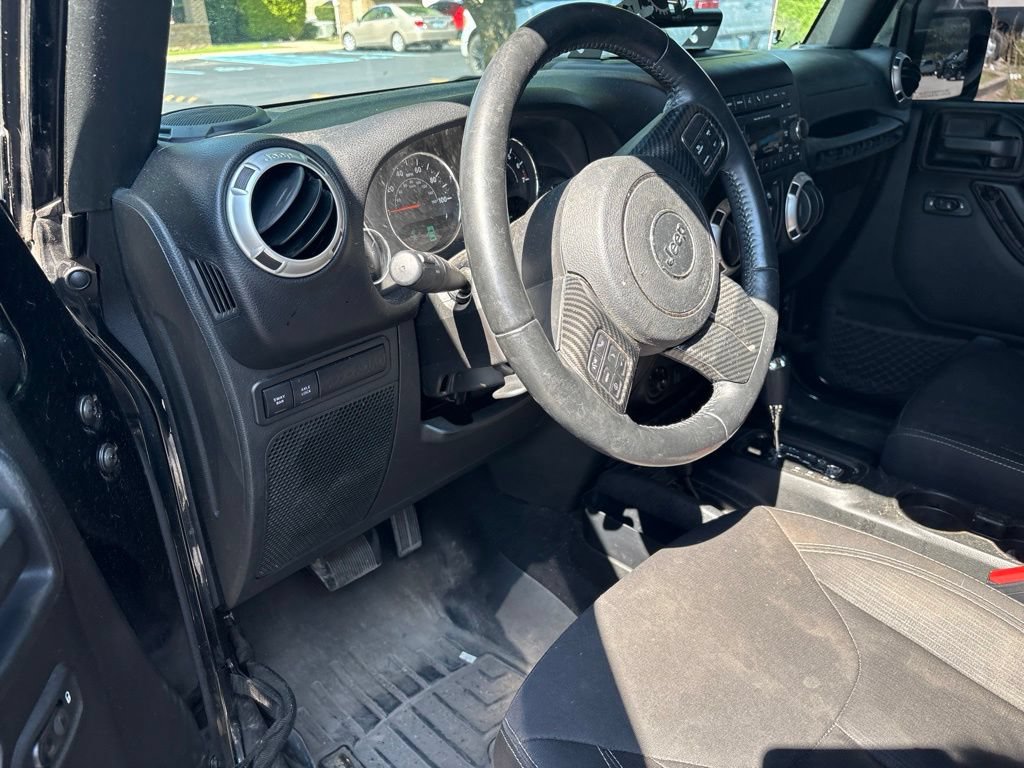 Used 2017 Jeep Wrangler Unlimited Rubicon w/ Connectivity Group AWD/4WD image 11