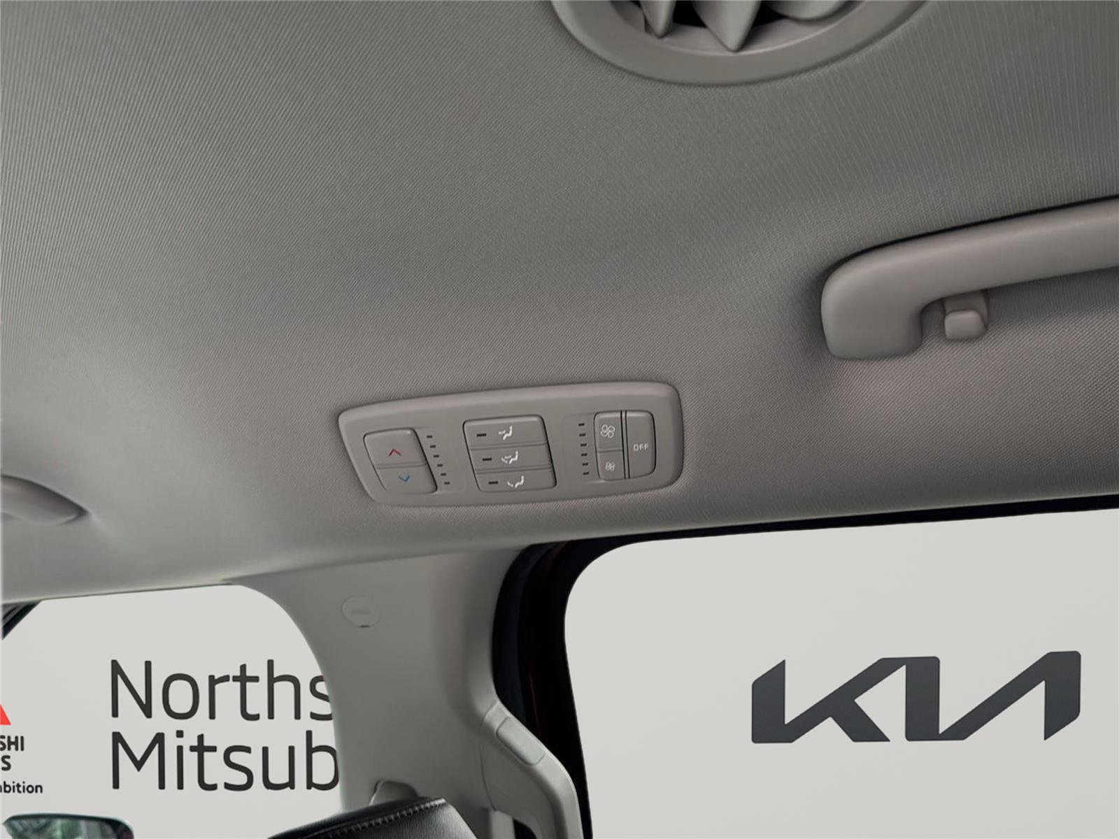 Used 2022 Kia Carnival LX FWD image 17