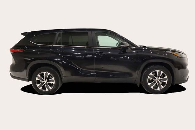Used 2023 Toyota Highlander XLE image 4