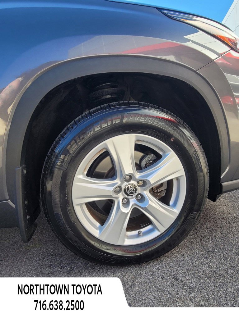 Used 2023 Toyota Highlander LE AWD/4WD image 9