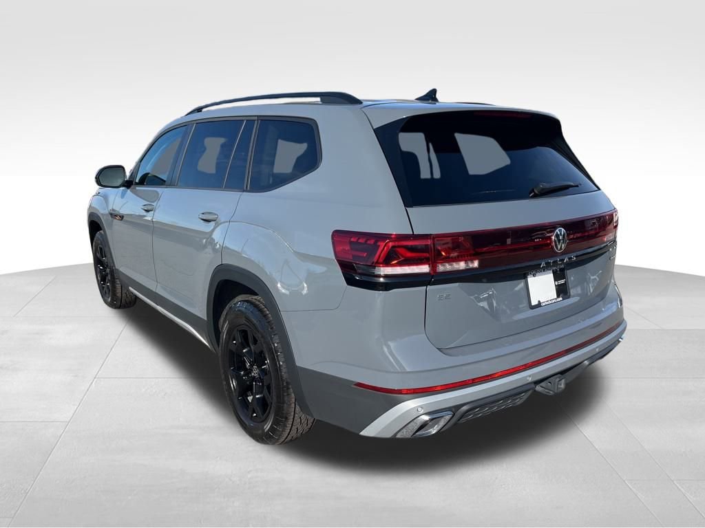 Used 2025 Volkswagen Atlas Peak Edition SE image 5