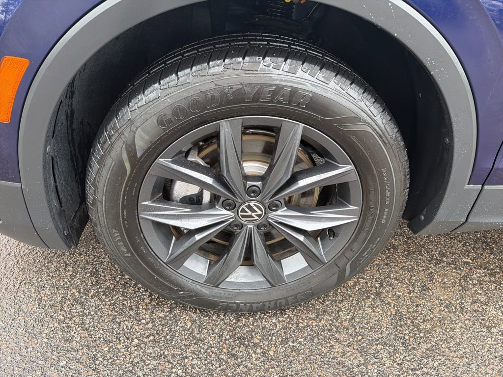 Used 2023 Volkswagen Tiguan SE w/ Panoramic Sunroof Package image 10