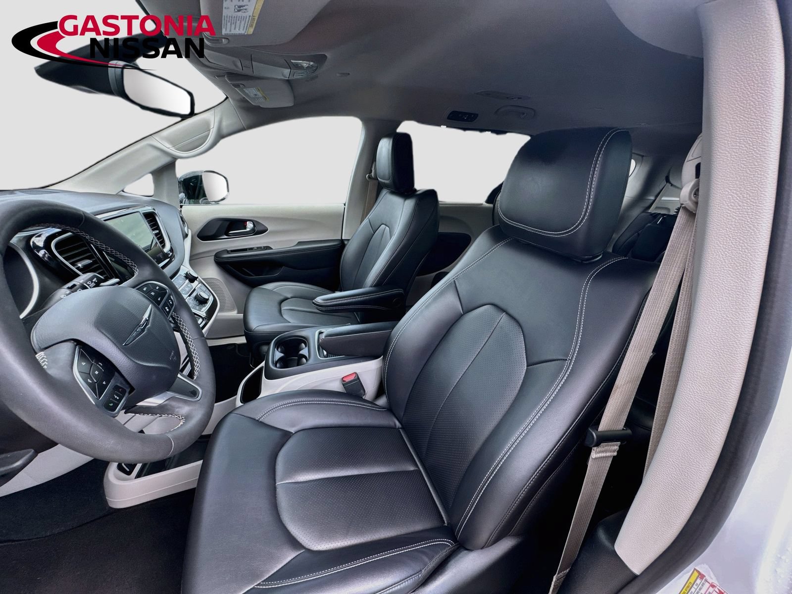 Used 2024 Chrysler Pacifica Touring-L FWD image 27