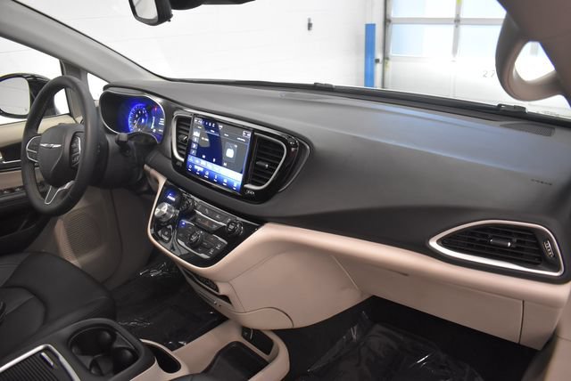 Used 2024 Chrysler Pacifica Touring-L FWD image 17