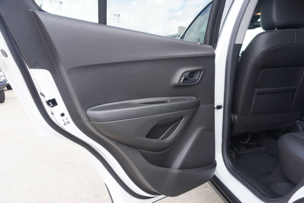 Used 2022 Chevrolet Trax LT w/ LT Convenience Package image 18