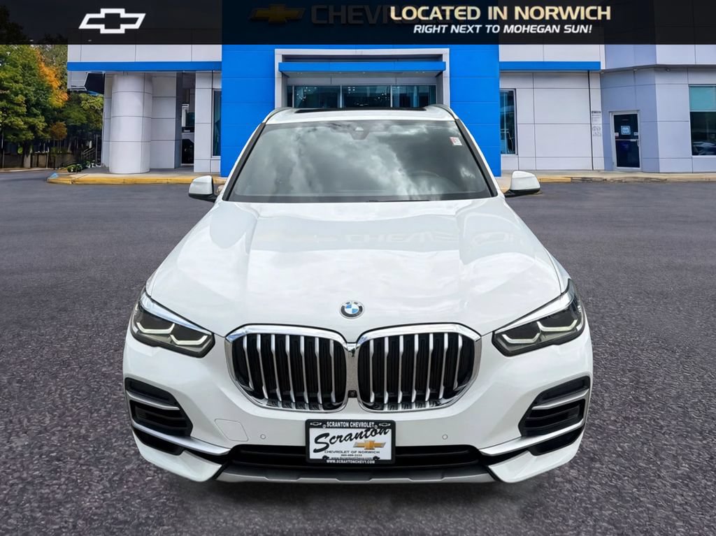 Used 2022 BMW X5 xDrive40i w/ Parking Assistance Package AWD/4WD image 2
