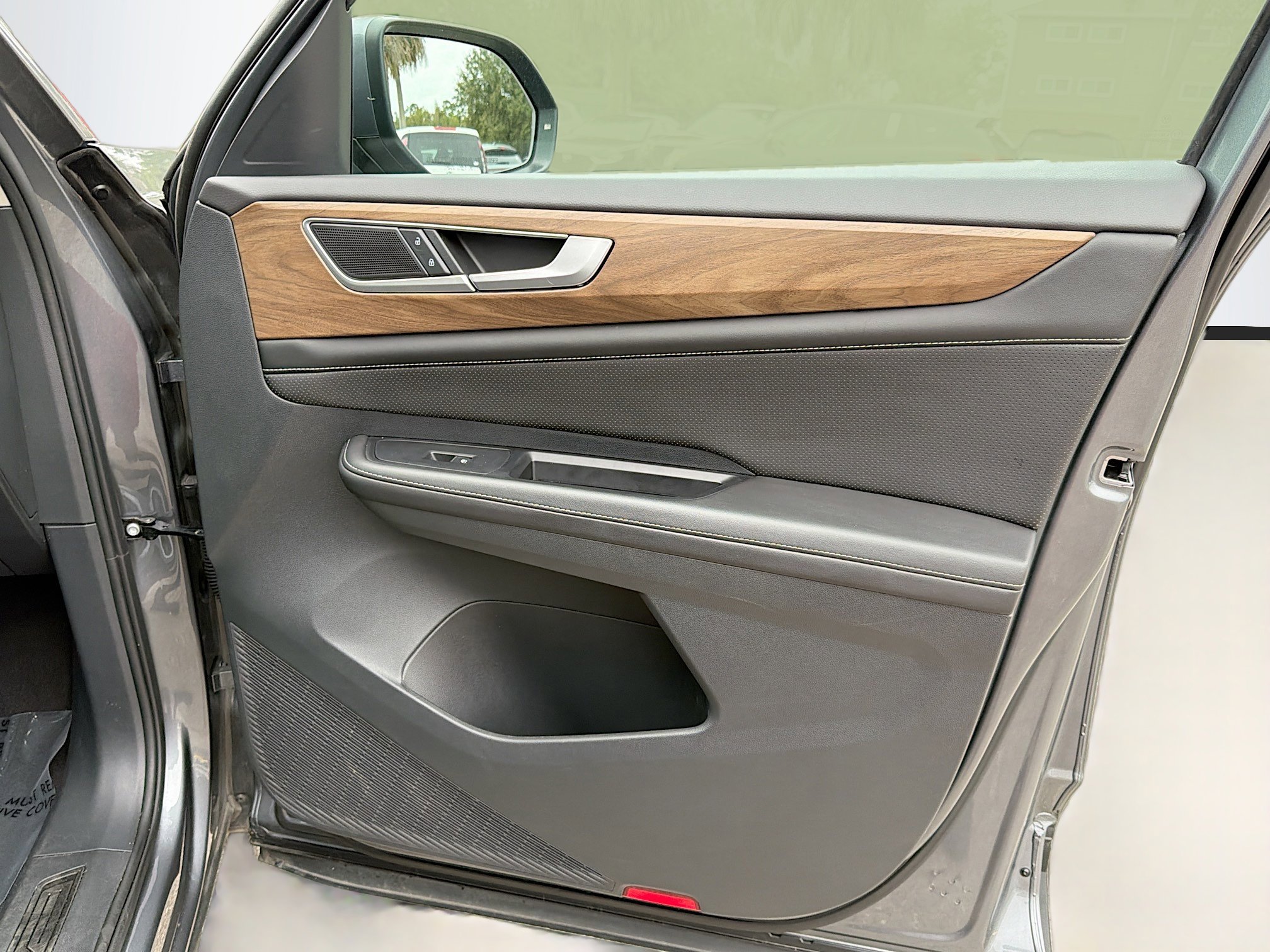 Used 2025 Volkswagen Atlas SE image 42