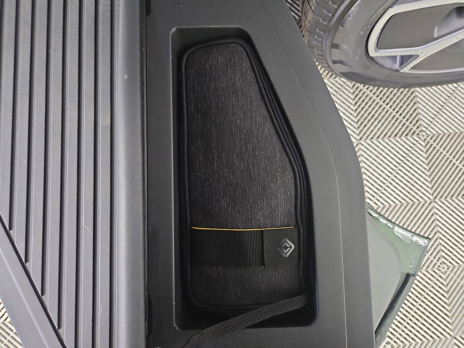 Used 2023 Rivian R1T Adventure image 32