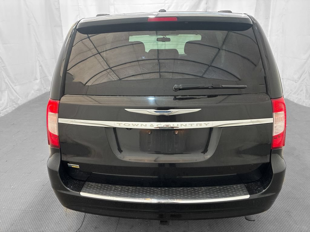 Used 2014 Chrysler Town & Country Touring FWD image 5