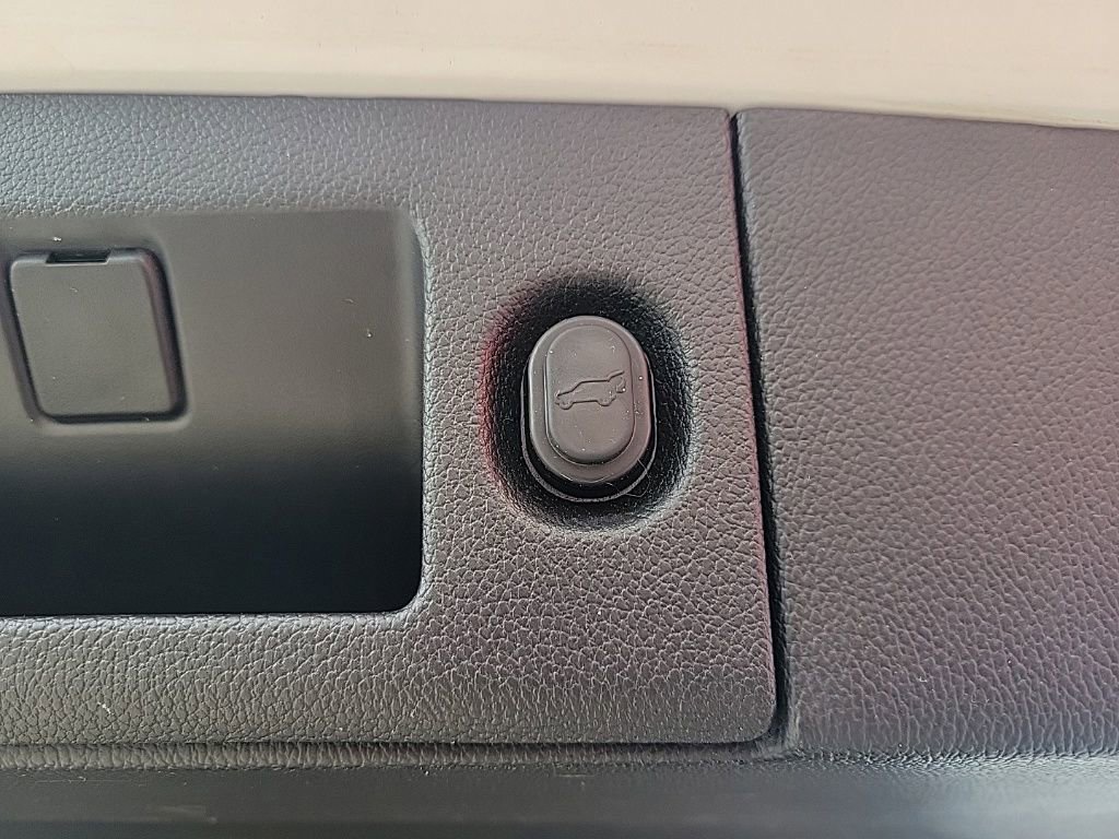 Used 2018 Chevrolet Tahoe LT image 23