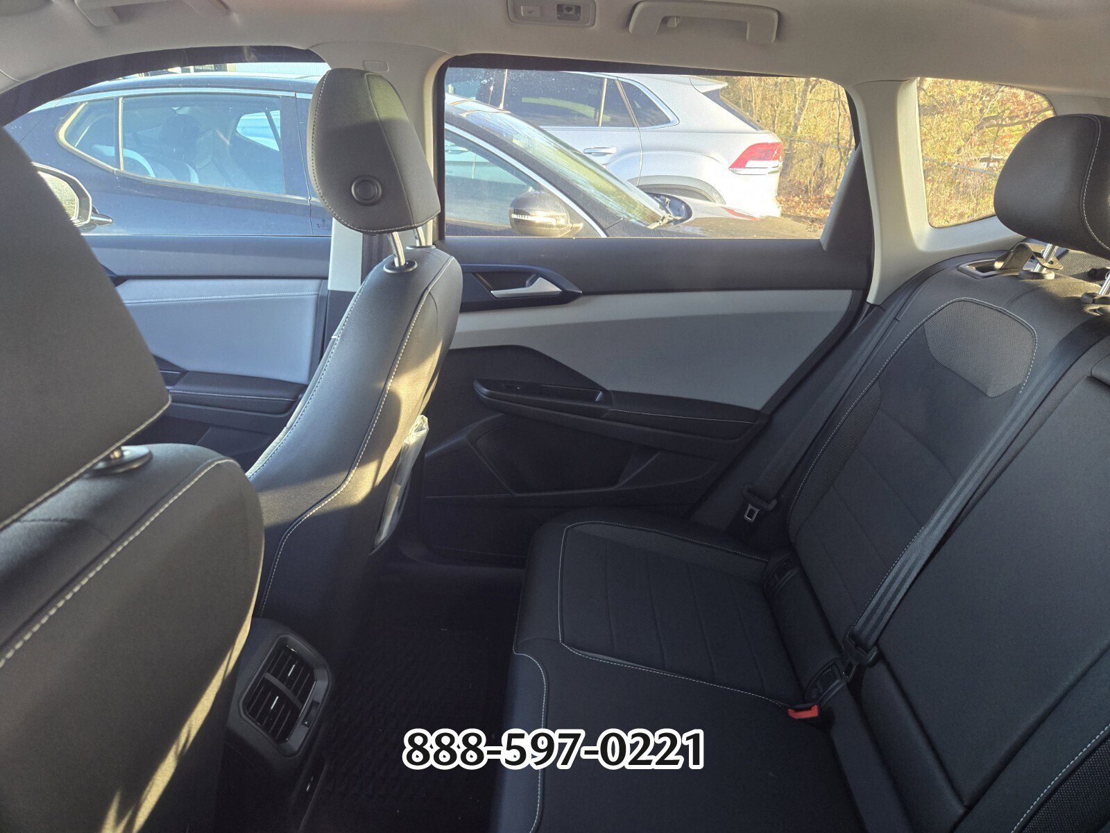 Used 2024 Volkswagen Taos SE w/ Panoramic Sunroof Package image 7