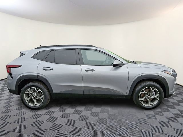 Used 2025 Chevrolet Trax LT FWD image 7