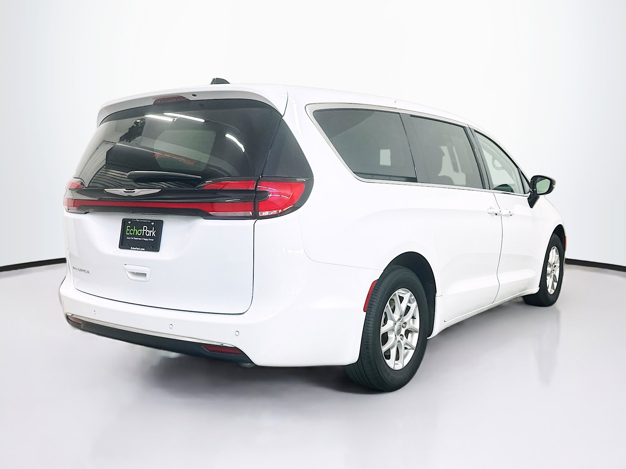 Used 2024 Chrysler Pacifica Touring-L image 9