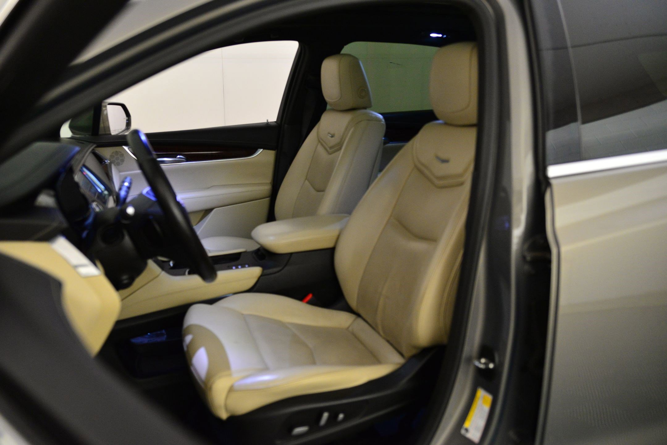 Used 2018 Cadillac XT5 Luxury w/ Driver Awareness Package image 4