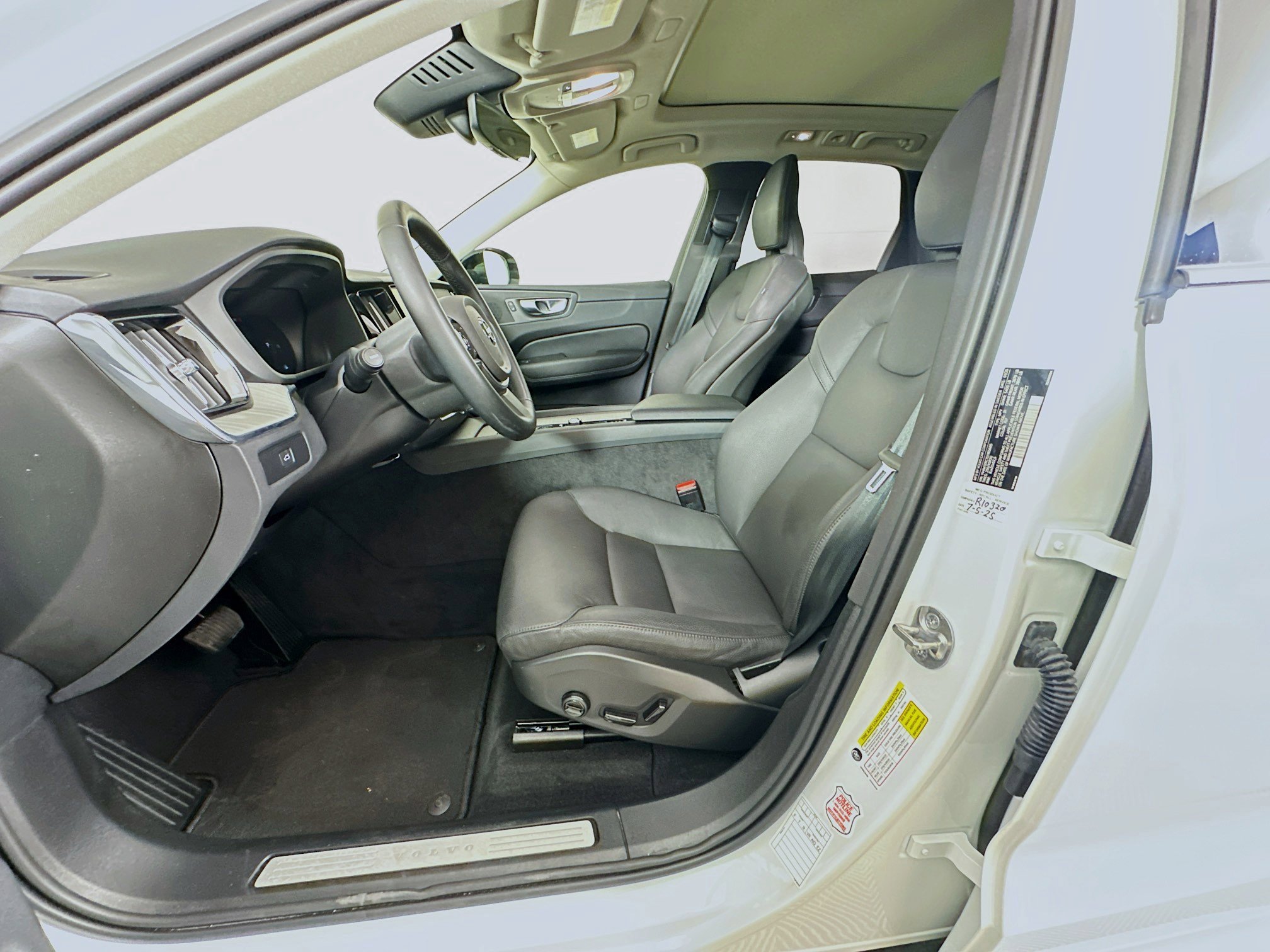 Used 2025 Volvo XC60 B5 Plus image 13