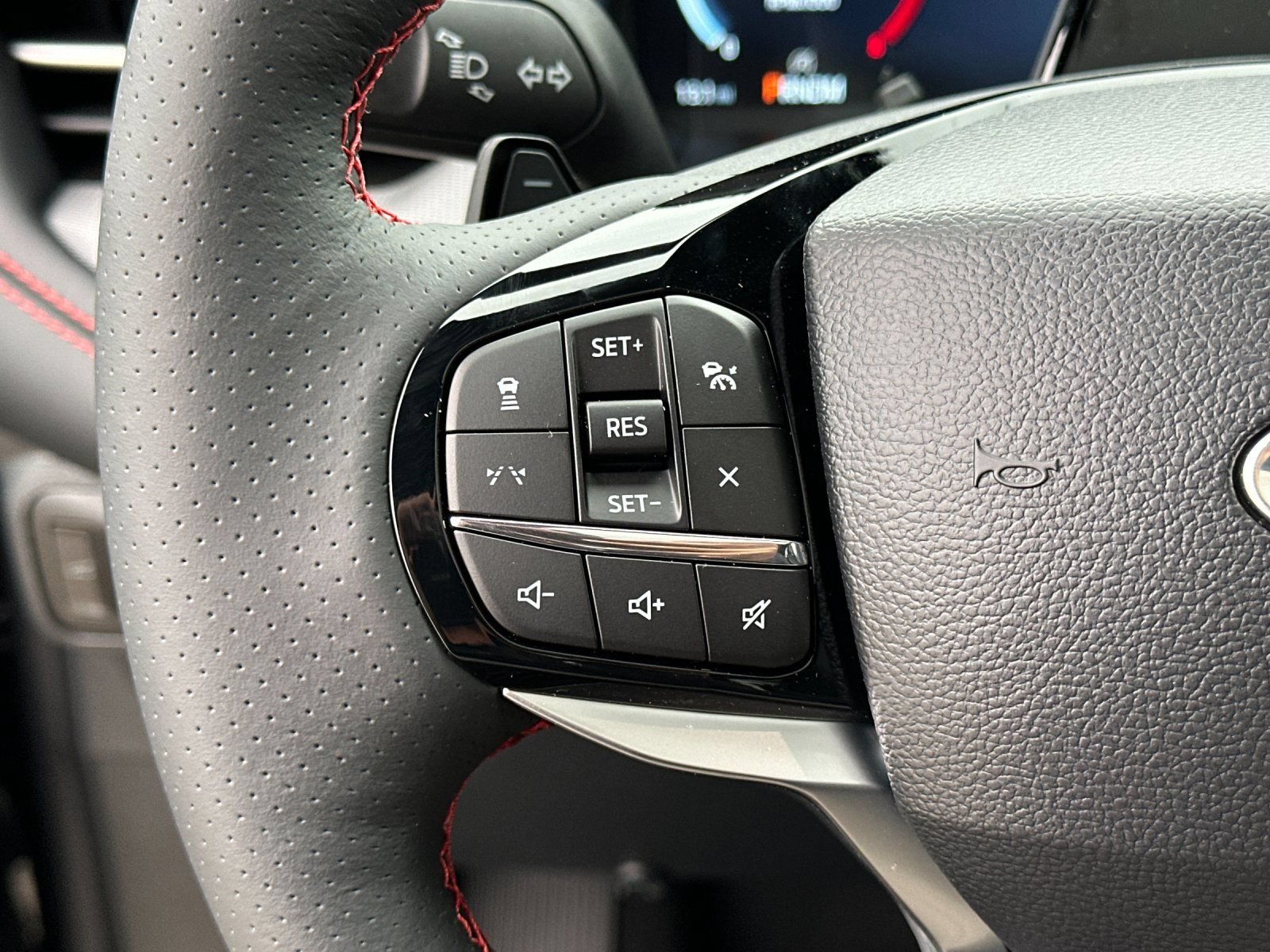 New 2025 Ford Explorer ST-Line w/ Premium Package RWD image 36