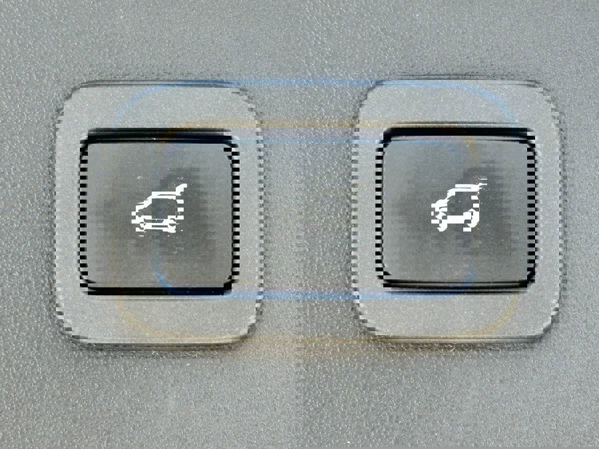 Used 2019 Jaguar E-PACE R-Dynamic SE image 11