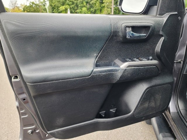 Used 2022 Toyota Tacoma TRD Off-Road image 19