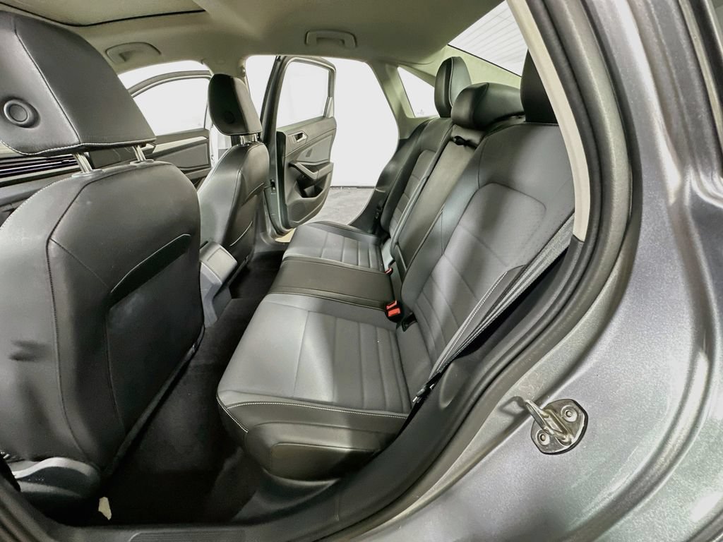 Used 2025 Volkswagen Jetta SE FWD image 16