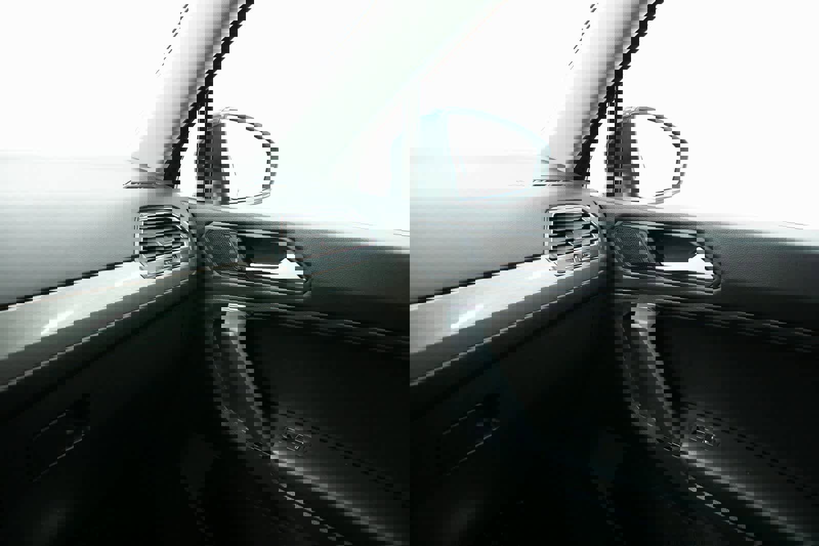 Used 2019 Volkswagen Tiguan SE w/ Panoramic Sunroof Package image 24