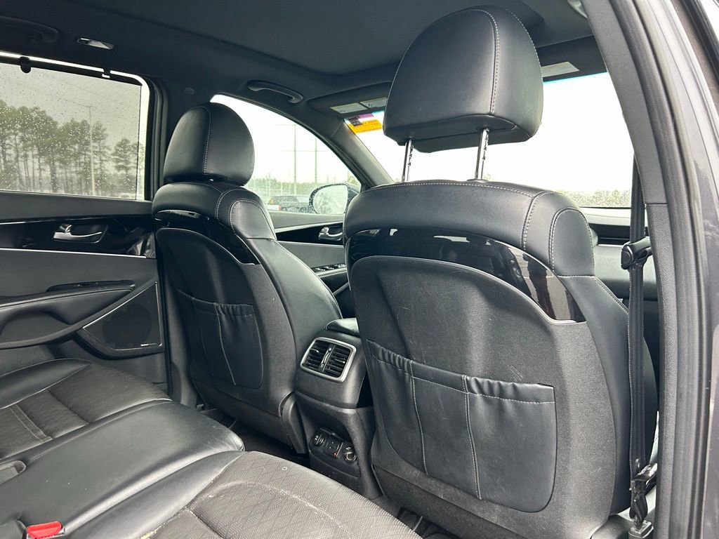 Used 2019 Kia Sorento SX image 16