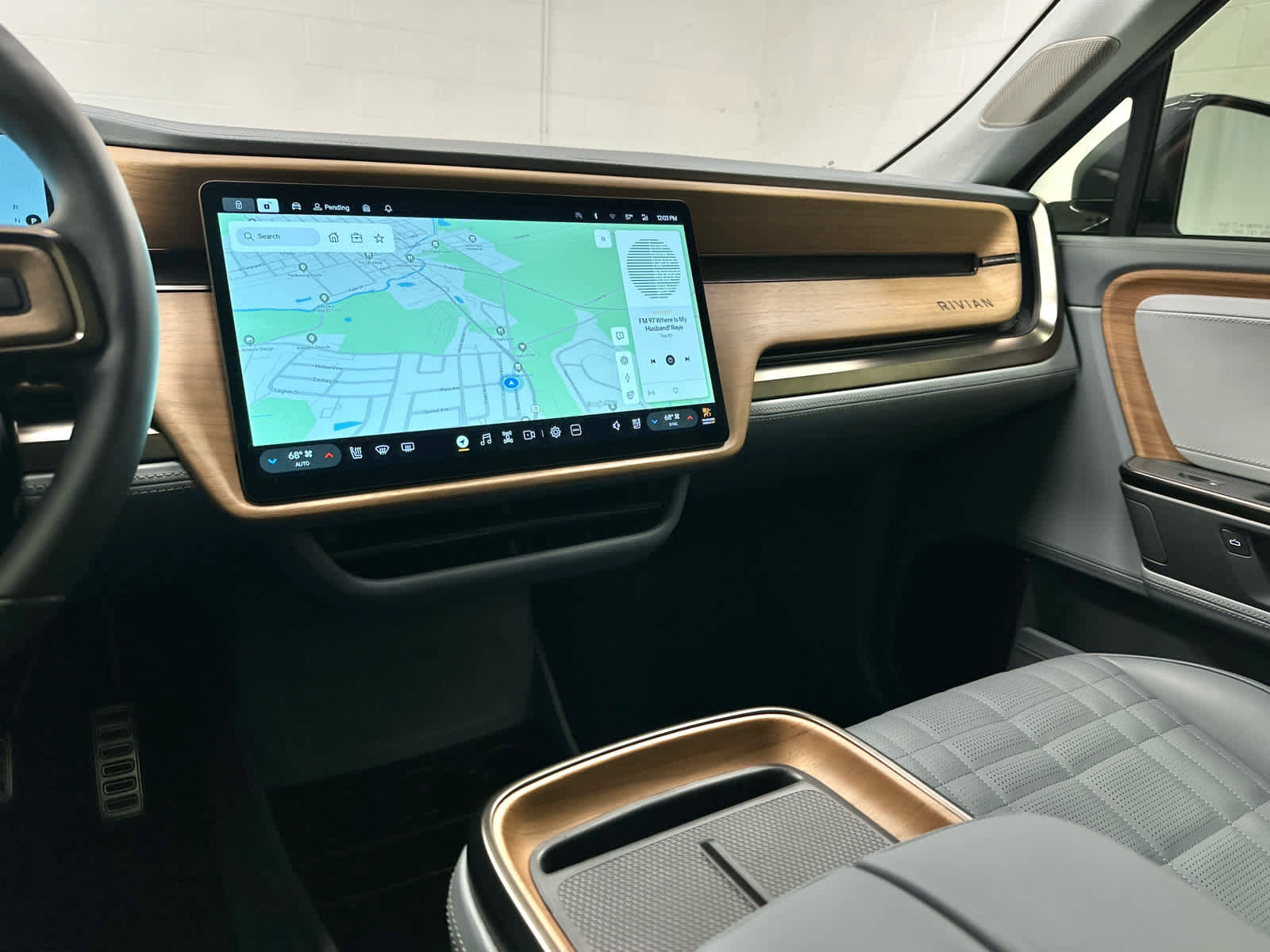 Used 2026 Rivian R1S Premium image 30