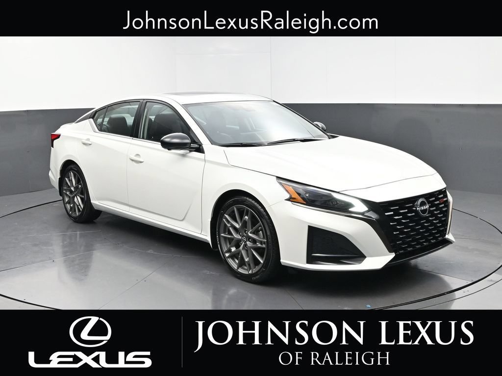 Used 2023 Nissan Altima 2.0 SR FWD image 3