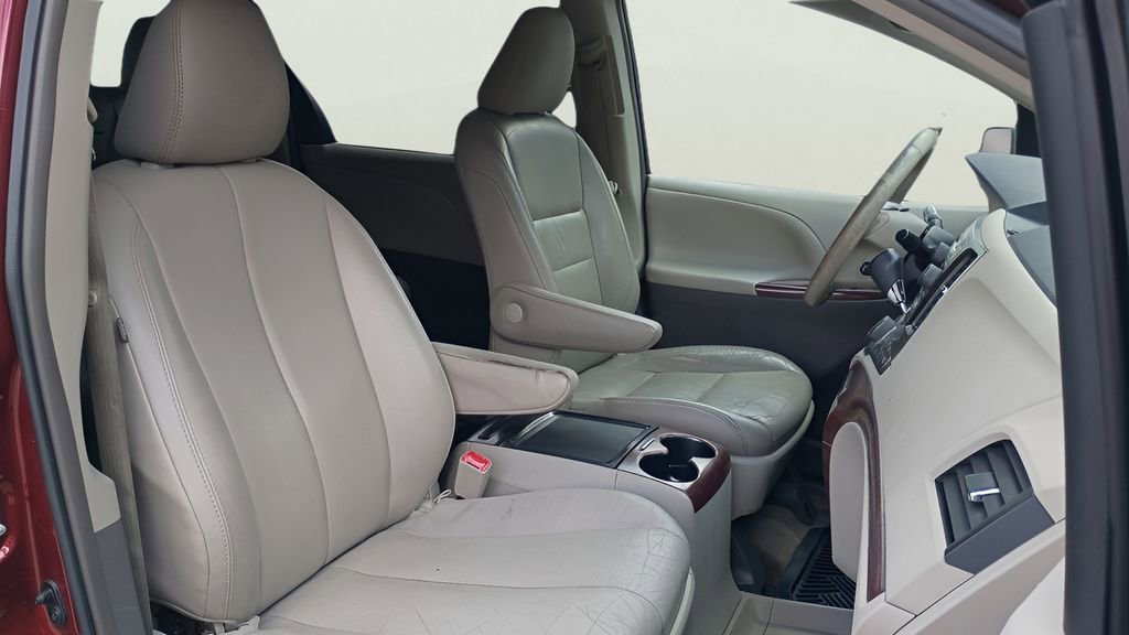 Used 2012 Toyota Sienna XLE FWD image 17