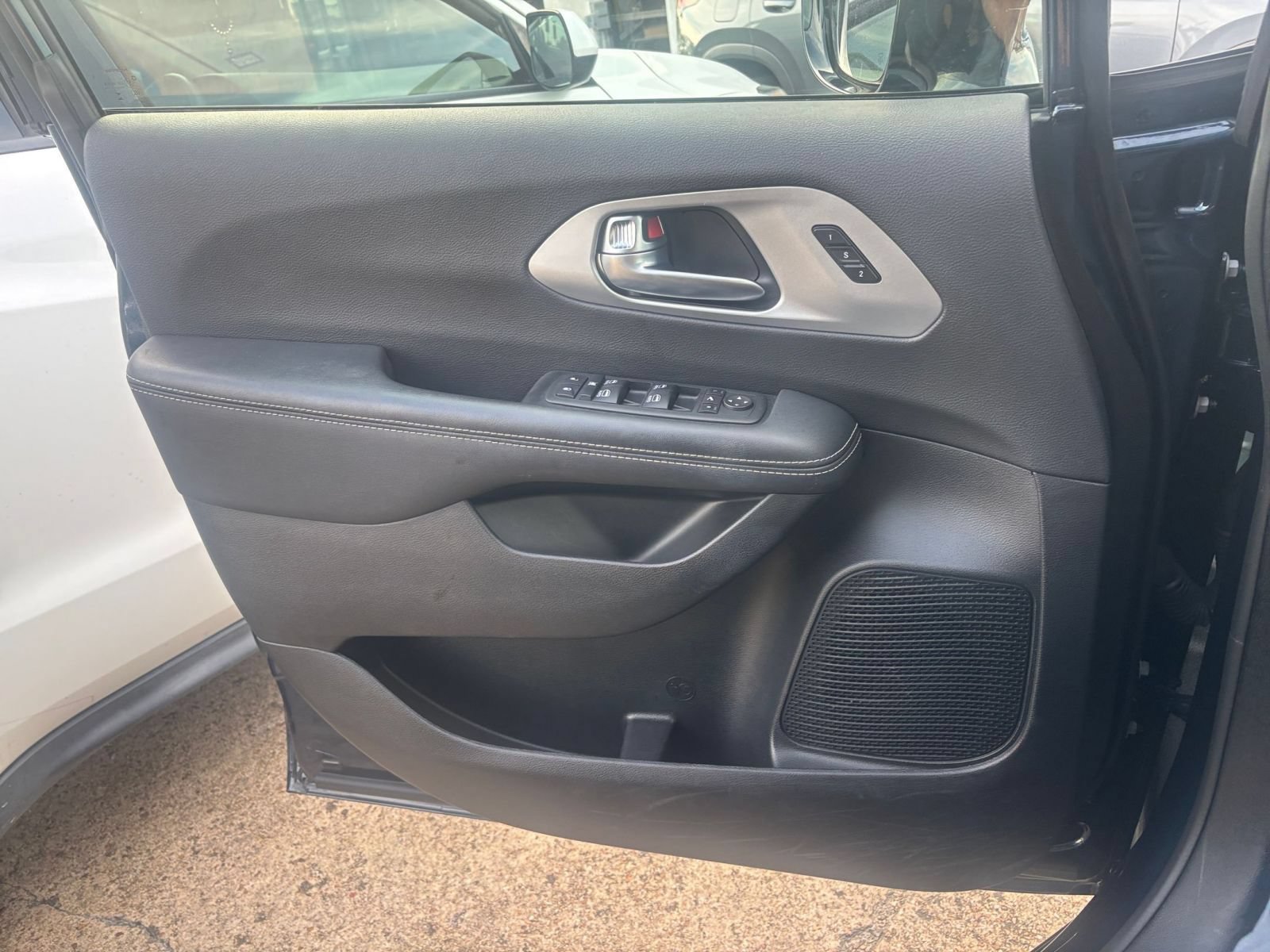 Used 2025 Chrysler Pacifica Limited FWD image 18