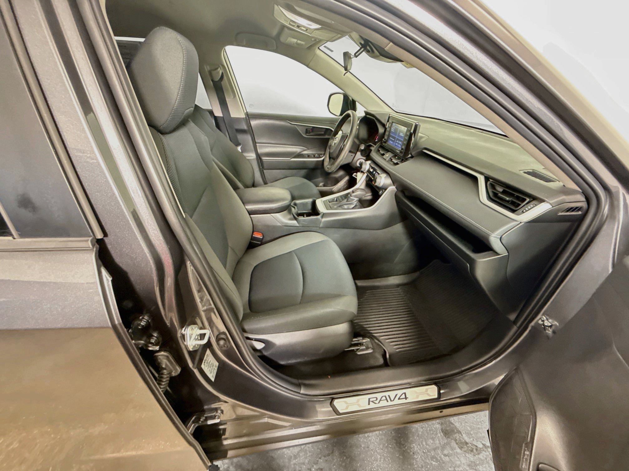 Used 2022 Toyota RAV4 LE AWD/4WD image 26
